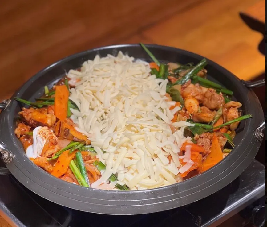韓国料理 オムニ食堂 · 7