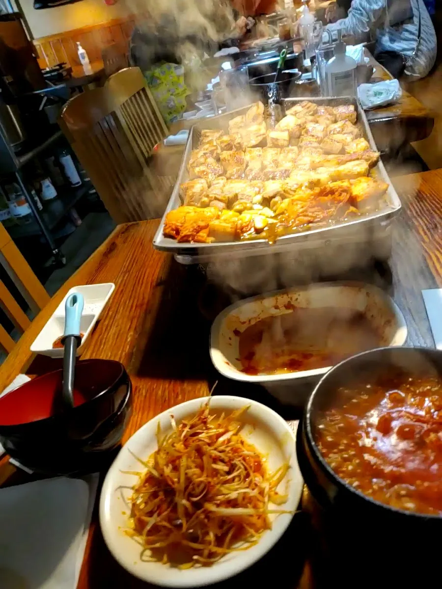 韓国料理 オムニ食堂 · 10